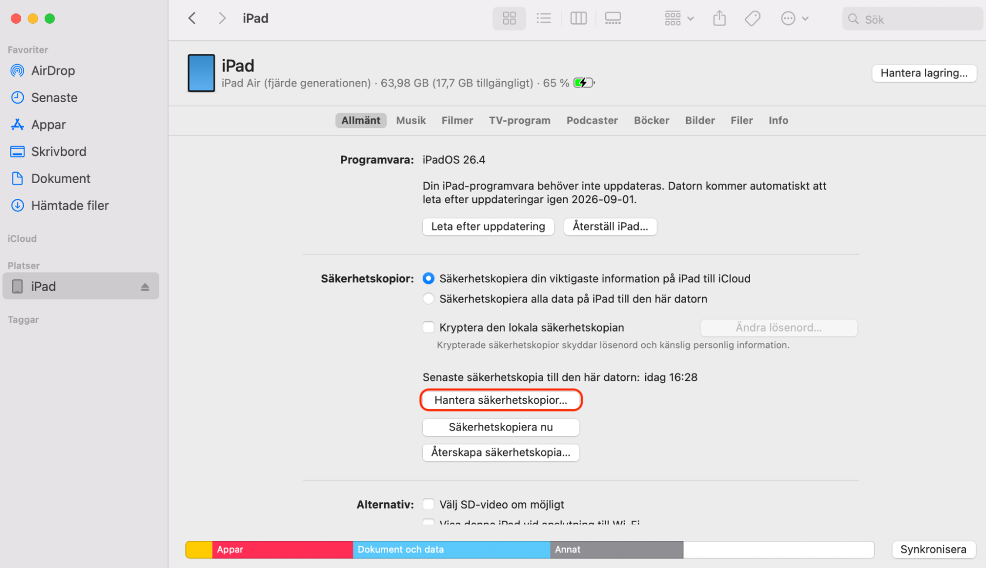 Menyn Integritet inuti Safaris inställningar på Mac. För att rensa gammal data och frigöra utrymme på Mac, klicka på Hantera webbplatsdata och sedan på Ta bort alla.