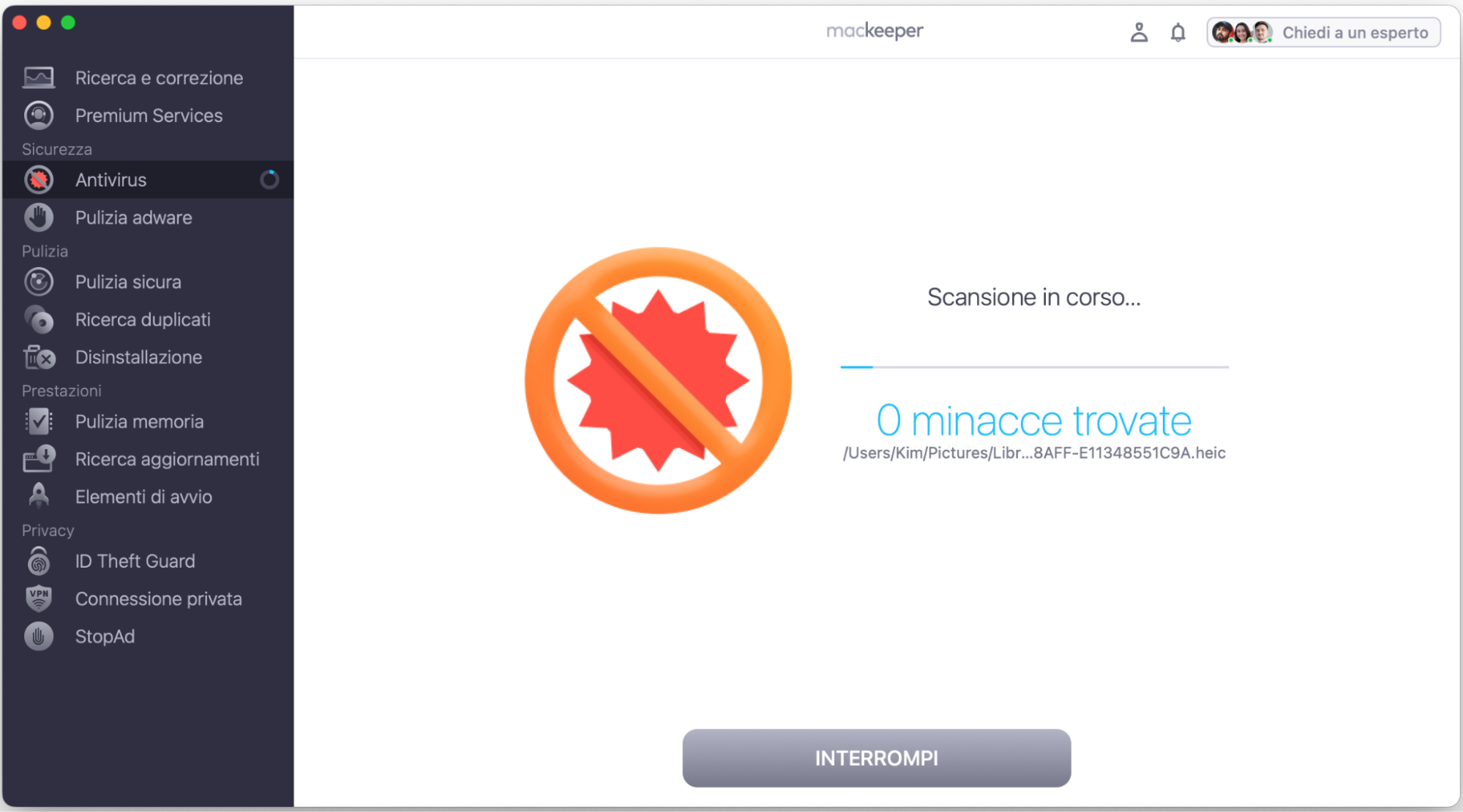 L'Antivirus di MacKeeper durante il processo di scansione. Lo vedrai dal movimento della barra di avanzamento blu e puoi osservare i risultati preliminari. Attendi fino al completamento