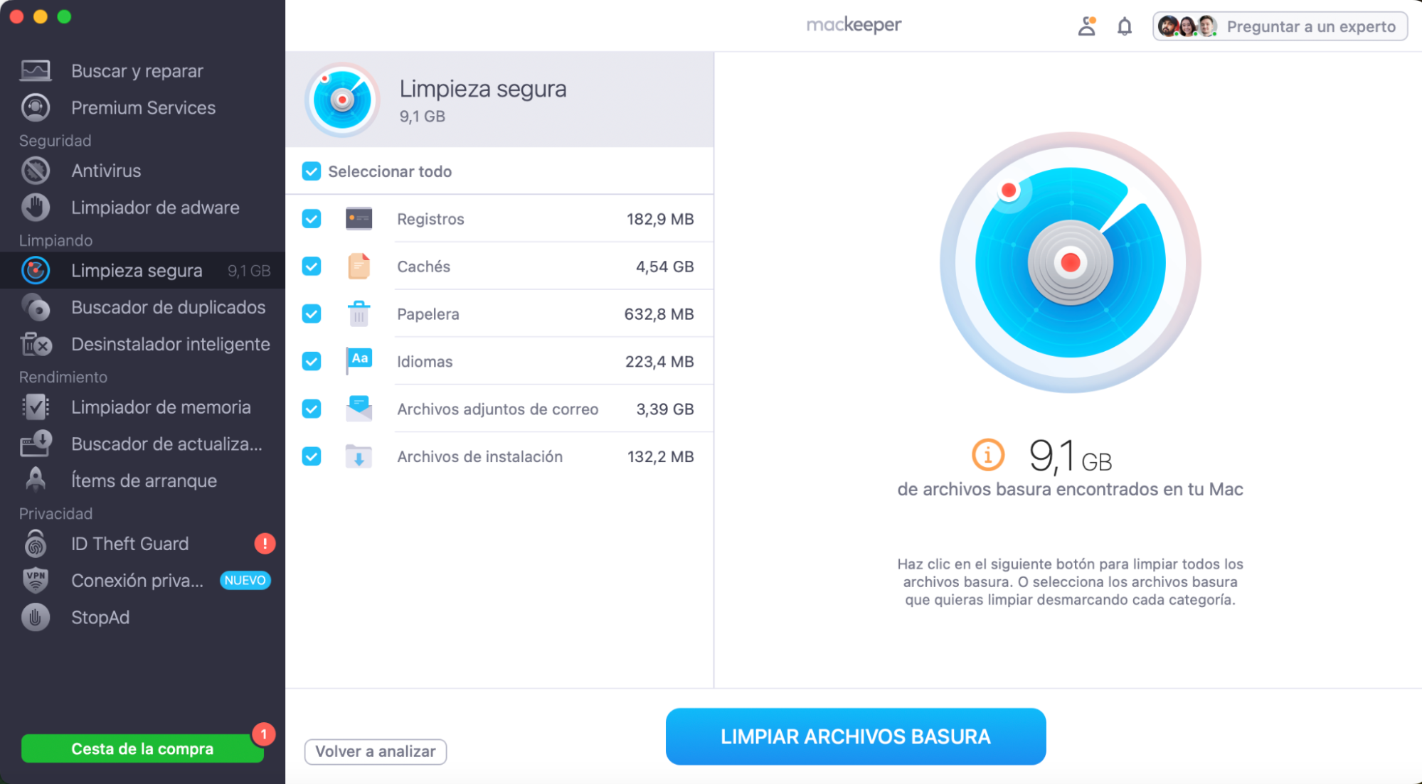 Cuando finalice el análisis, revisa la lista de elementos que deseas eliminar. Marca los archivos que deseas eliminar de tu Mac, incluidas las películas, y haz clic en Limpiar archivos basura.
