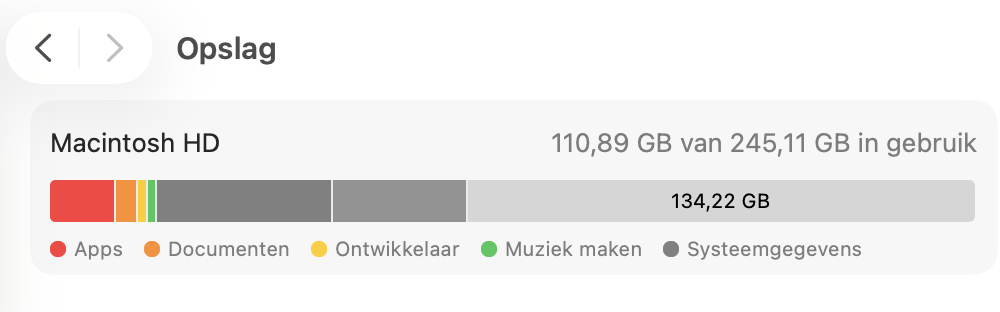 In het venster Over deze Mac kies je het tabblad Opslag en klik je op Beheer om overbodige bestanden te verwijderen.