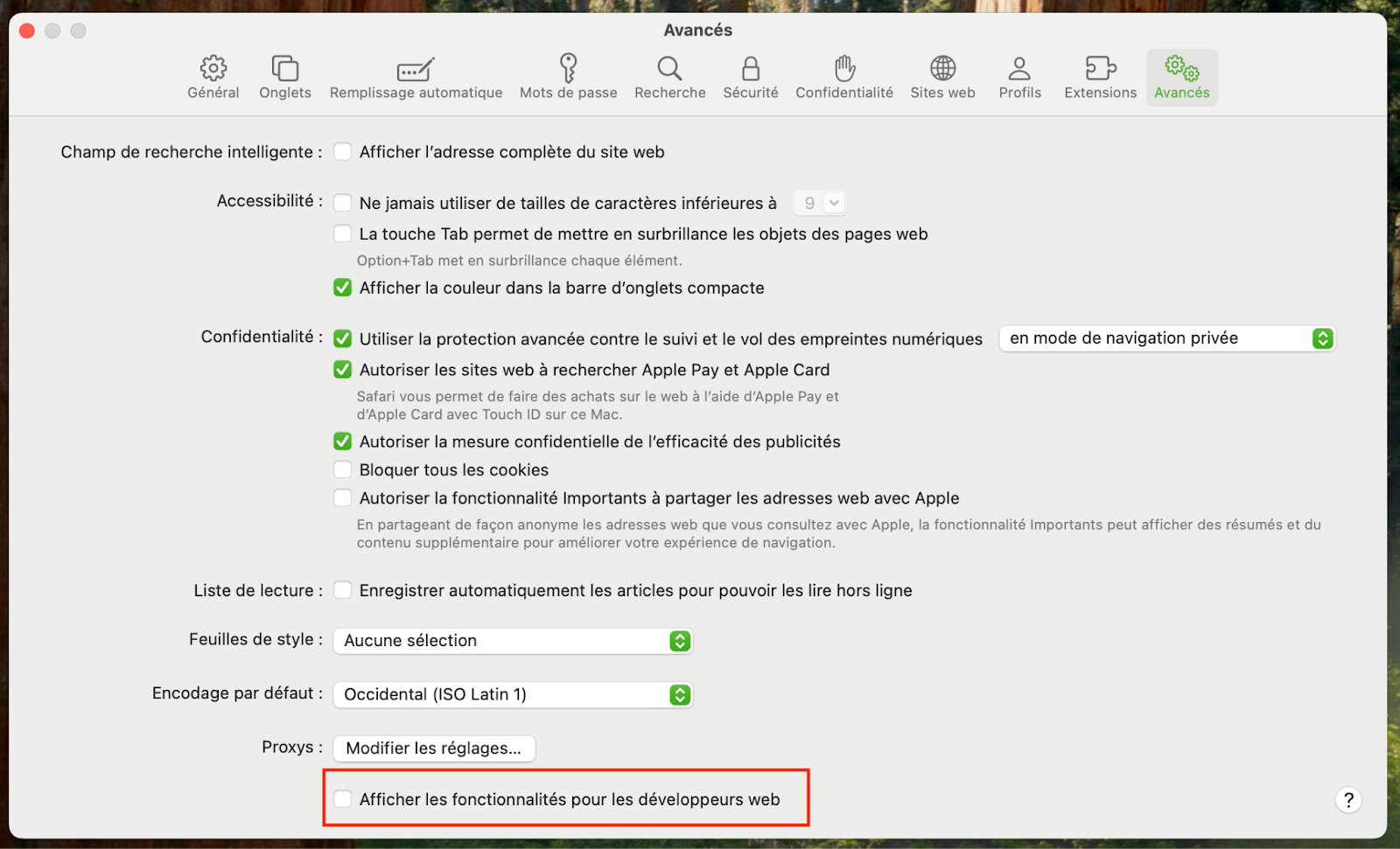 Activez ensuite l'option « Afficher les fonctionnalités pour les développeurs web » dans l'onglet Avancés pour avoir accès à la section Développement, vous permettant ainsi de vider le cache de Safari sur Mac.