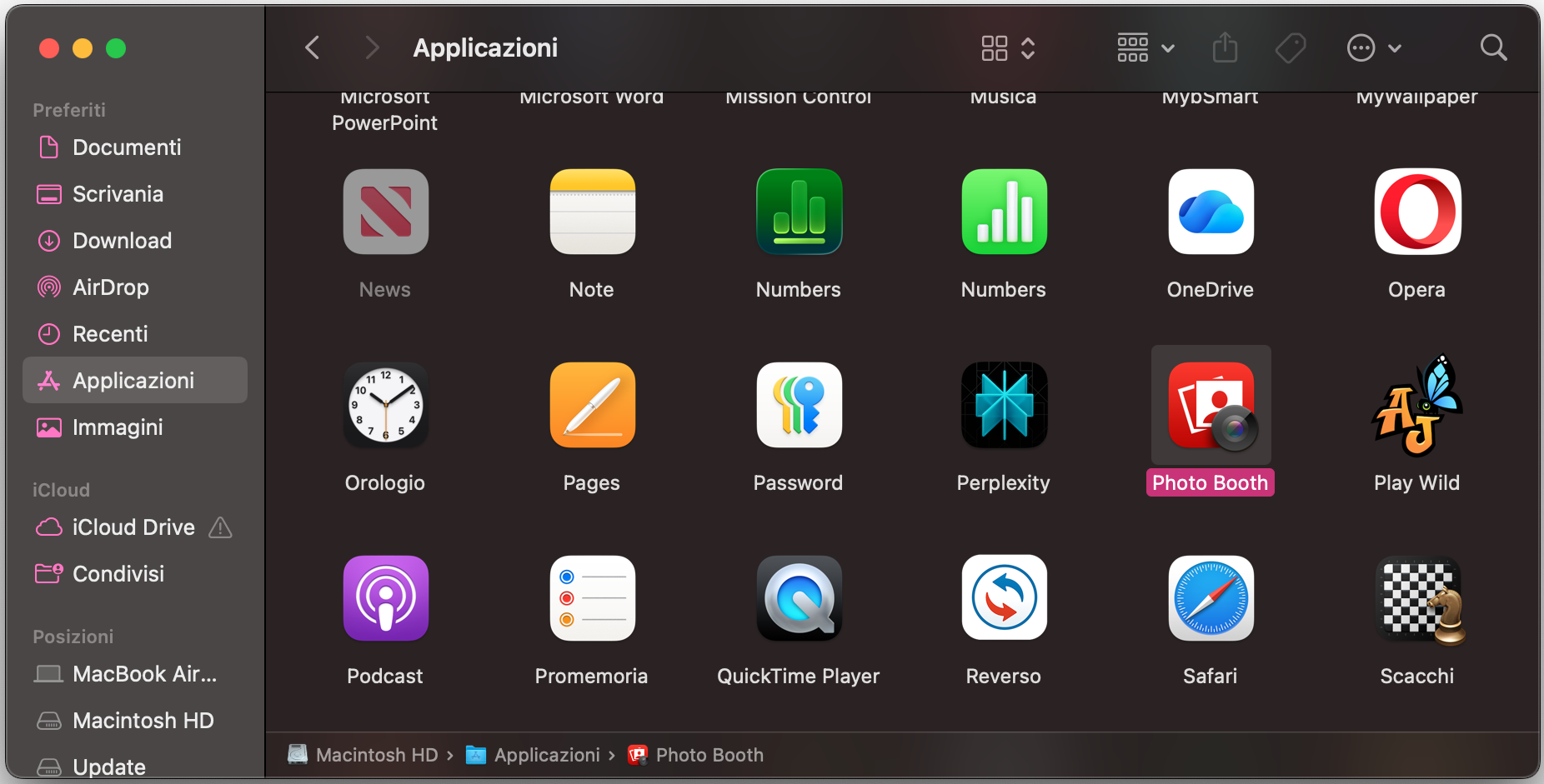 Per testare la fotocamera Mac, seleziona Finder nel Dock e clicca su Applicazioni > Photo Booth. Questo aprirà il feed della webcam. In alternativa, apri la ricerca Spotlight, inserisci Photo Booth nella barra di ricerca e selezionalo dai risultati.