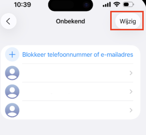 Zorg ervoor dat je niet per ongeluk een gebruiker hebt geblokkeerd. Om contacten in FaceTime te deblokkeren, ga je naar de FaceTime-voorkeuren en kies je Geblokkeerd. Selecteer het contact in de lijst en klik vervolgens onderaan het venster op het minteken.