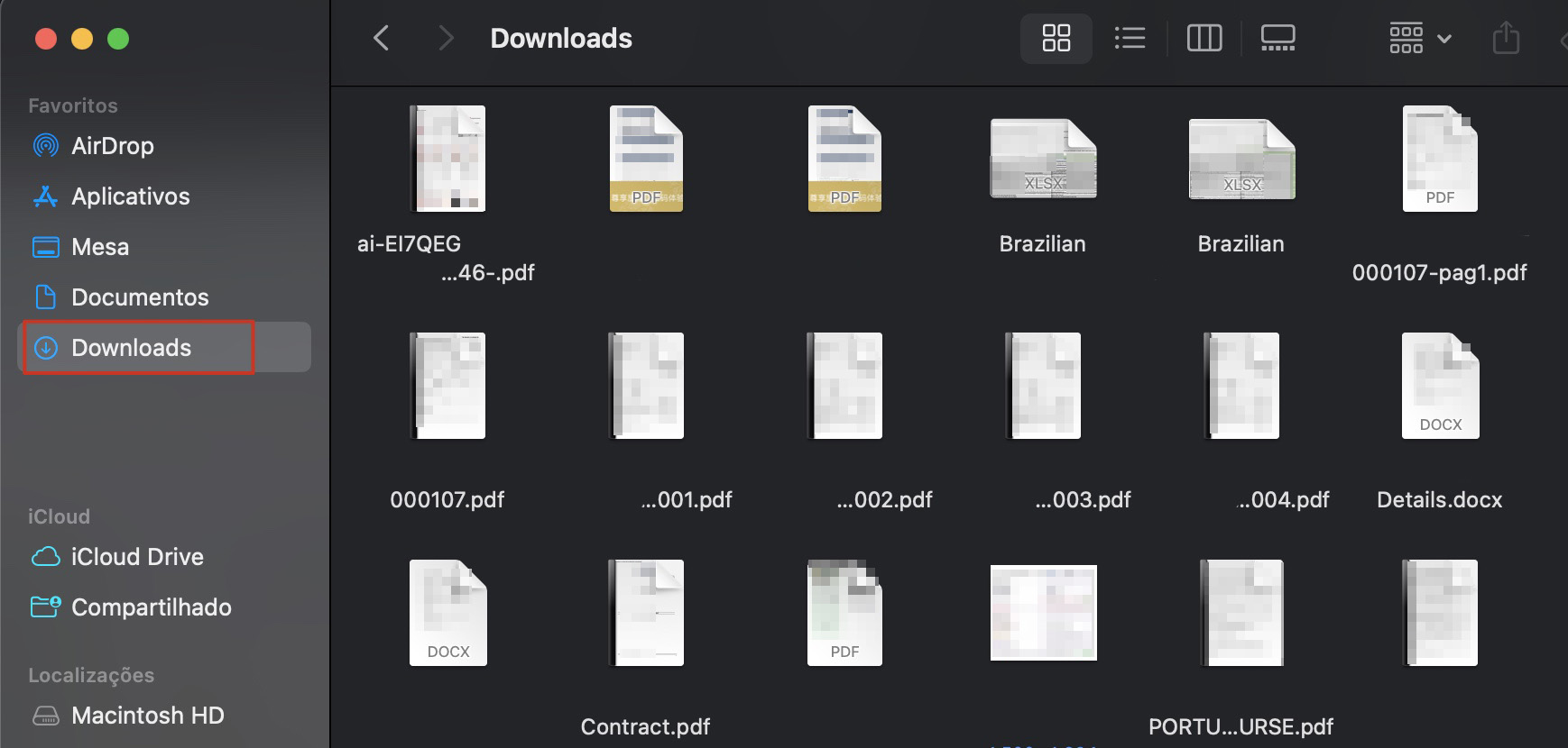 Para liberar espaço de armazenamento no Mac, vá ao Finder e selecione Downloads na barra lateral esquerda.