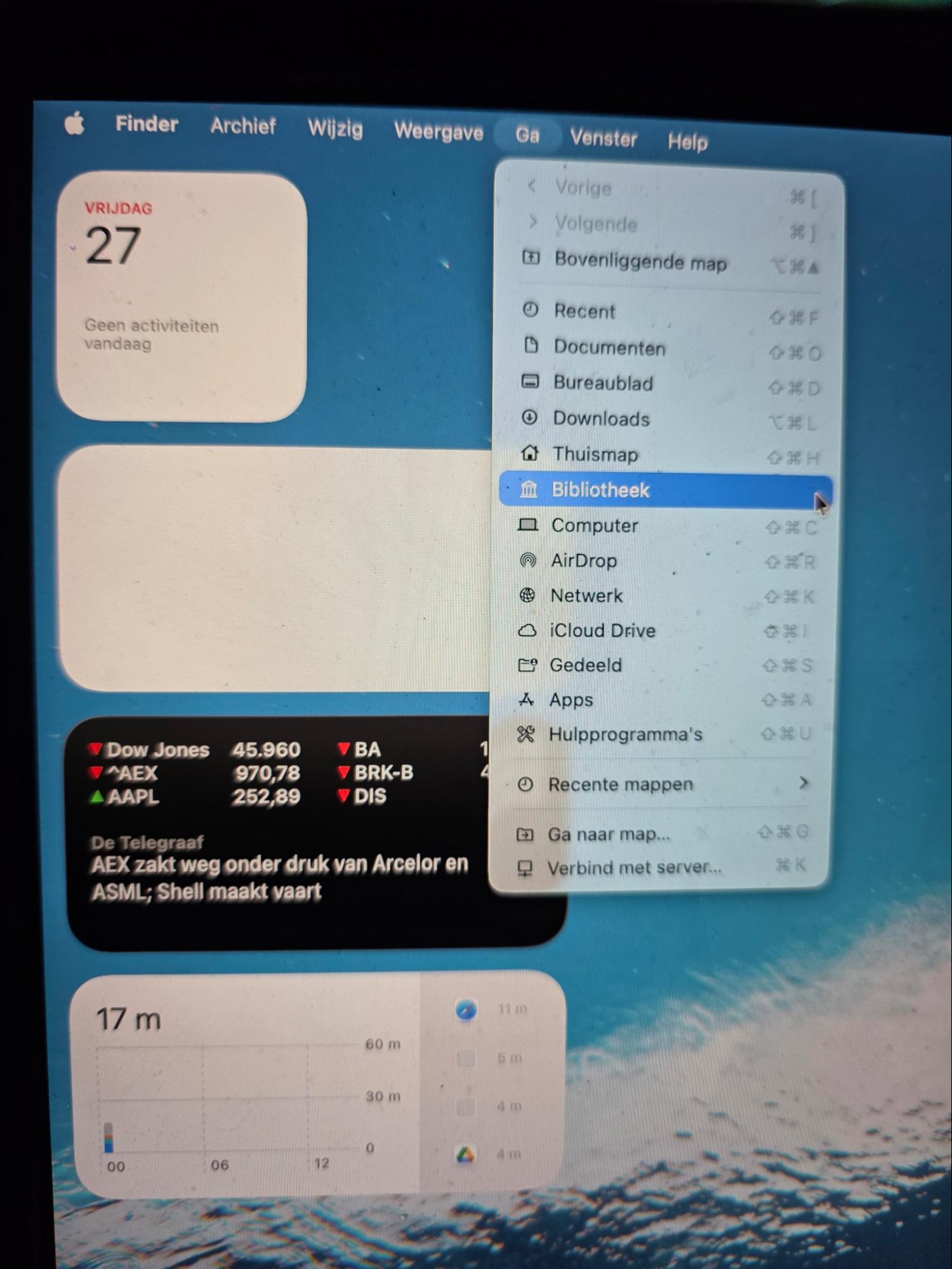 Het menu ‘Ga’ in Finder op de Mac is geopend. Selecteer ‘Bibliotheek’ om naar de map Bibliotheek te gaan, waar je Safari-voorkeurenbestanden kunt verwijderen.