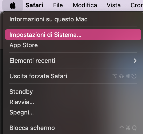 Per aggiungere utenti su MacBook o iMac, devi prima aprire Impostazioni di Sistema dal Dock oppure facendo clic sull’icona Apple e selezionando Impostazioni di Sistema dal menu a tendina.