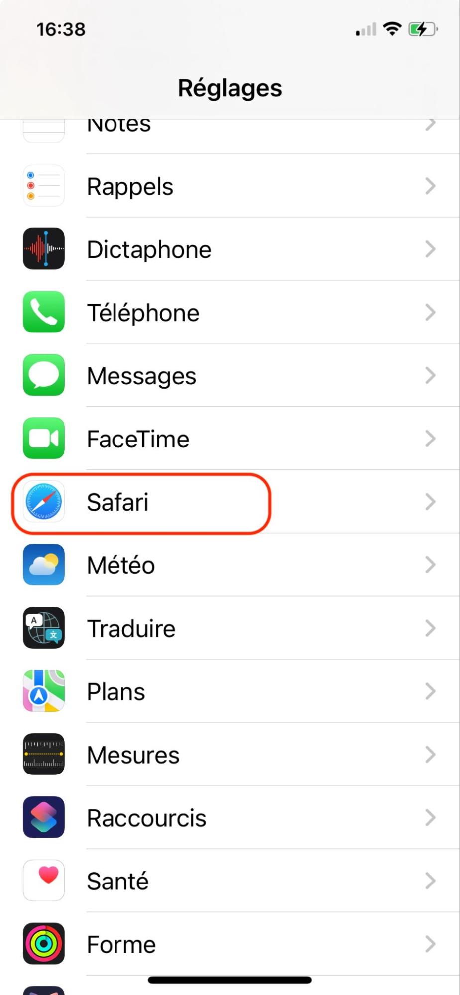 L'application Réglages sur l'iPhone affiche une liste de tous les sous-menus. Touchez Safari pour effacer l'historique et les données du site web