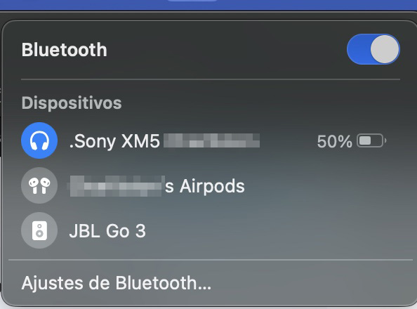 Para verificar se seu mouse Bluetooth está conectado ao seu Mac, clique no ícone do Bluetooth na barra de menu e confira os dispositivos.