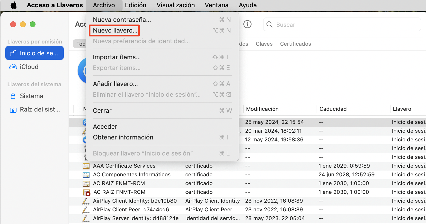 La aplicación Acceso a Llaveros, con el menú Archivo abierto y Nuevo Llavero resaltado. Cómo arreglar Servicio de Cuentas quiere usar el llavero de inicio de sesión.