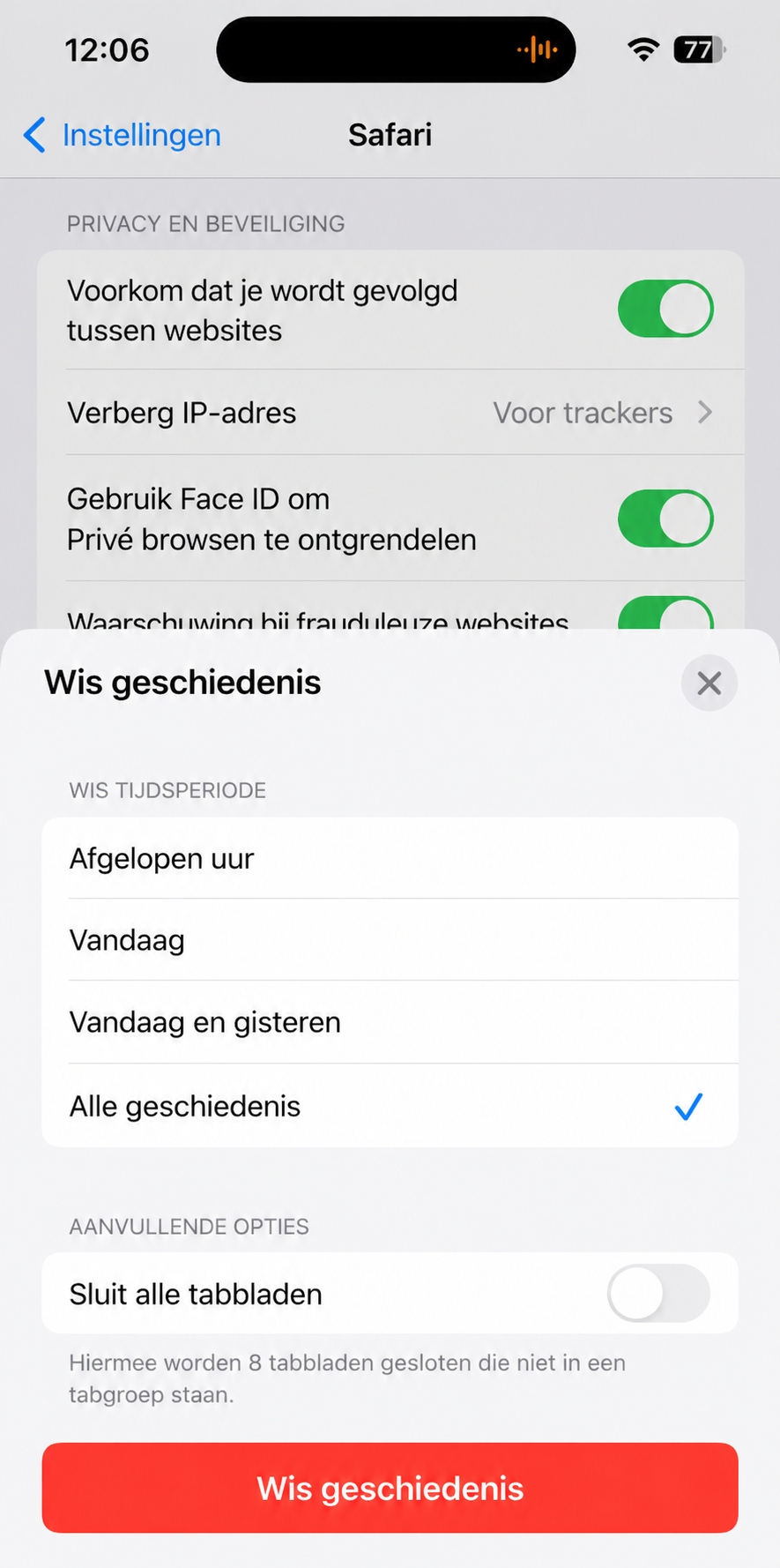 Het Safari-menu in Instellingen op iPhone. Tik op Alle geschiedenis en selecteer vervolgens Wis geschiedenis om alle geschiedenis en websitegegevens te verwijderen.