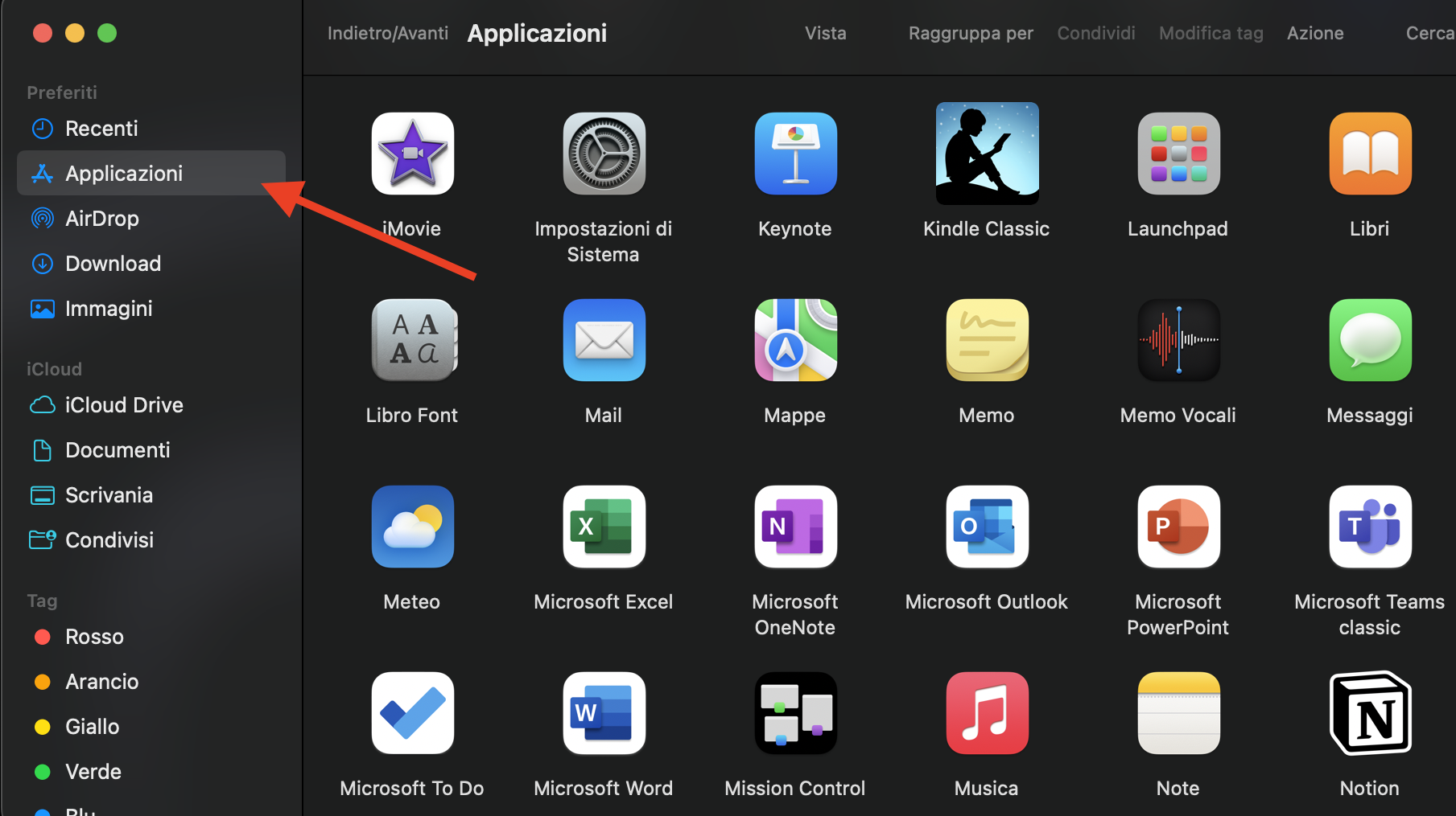 La cartella Applicazioni nel Finder su Mac. Per disinstallare un'app da qui, trascina la sua icona nel Cestino nel dock, quindi svuota il Cestino.
