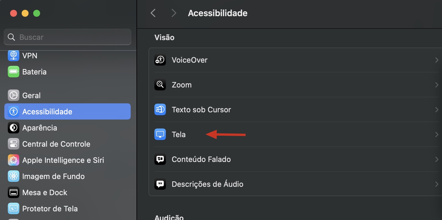 Captura de tela da janela Ajustes do MacBook que mostra como acessar a opção Tela nos Ajustes do Sistema em um Mac durante a solução de problemas de alto uso de memória do WindowServer.