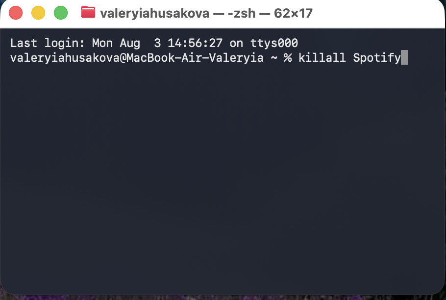 Aby wymusić zamknięcie zawieszonej aplikacji w Terminalu, wpisz 'kill all [nazwa aplikacji]' w wierszu poleceń, a następnie naciśnij Enter.