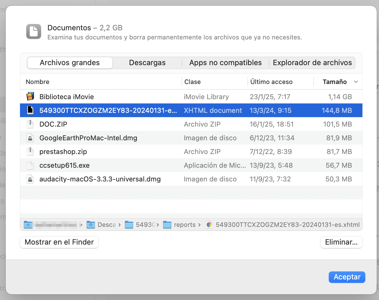 Para gestionar manualmente los archivos de tu Mac, abre el menú Apple. Navega hasta Aplicaciones, selecciona y elimina lo que quieras.