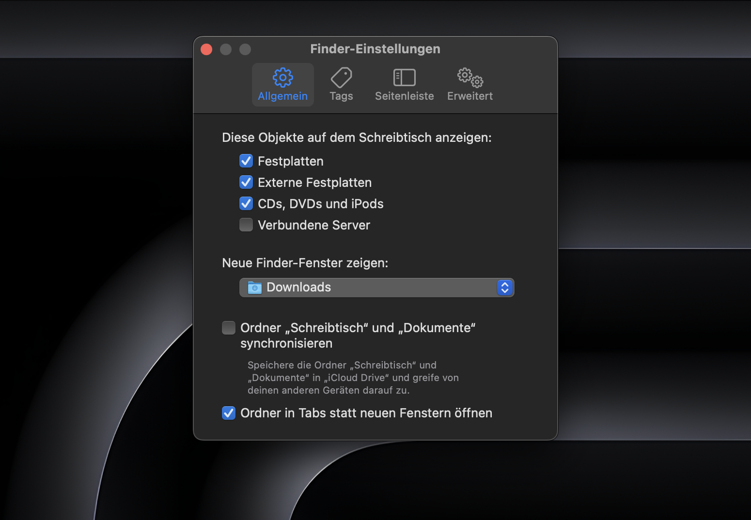 Um die Desktop-Symbole Ihres Mac wieder einzublenden, aktivieren Sie die Kontrollkästchen neben den Elementen, die Sie auf Ihrem Desktop sehen möchten, oder wählen Sie alle Elemente in der Liste aus – Externe Festplatten, Festplatten, CDs, DVDs und iPods sowie Angeschlossene Server. Überprüfen Sie nach der Auswahl der entsprechenden Elemente, ob deren Symbole auf Ihrem Desktop angezeigt werden.