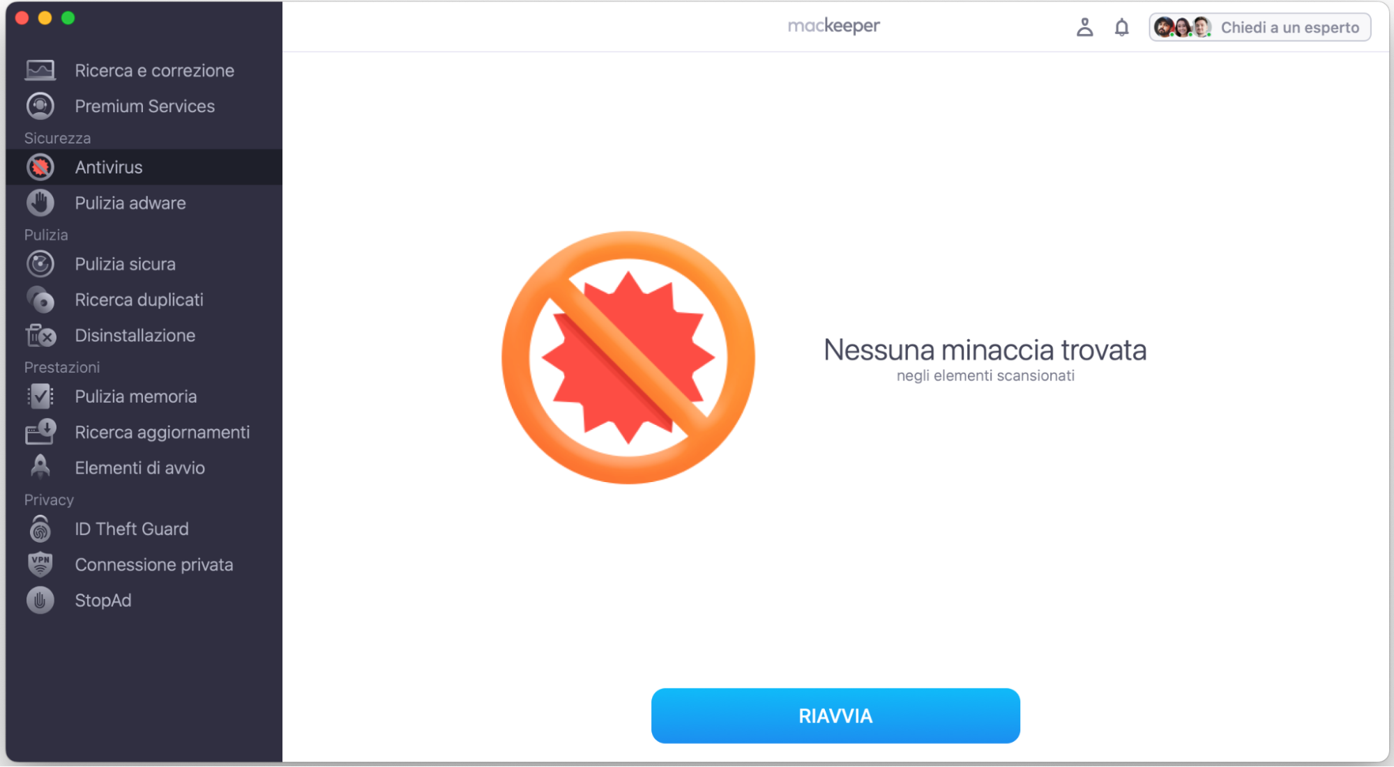 L'Antivirus di MacKeeper durante il processo di scansione. Lo vedrai dal movimento della barra di avanzamento blu e puoi osservare i risultati preliminari. Attendi fino al completamento
