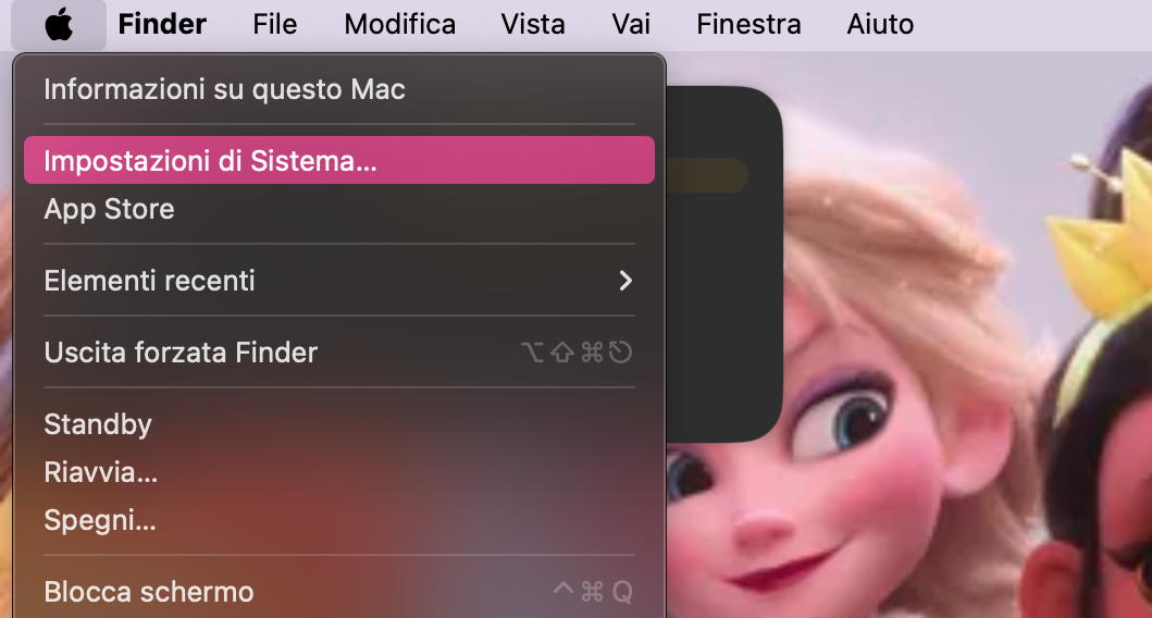Il menu Finder sul Mac mostra l’opzione Impostazioni di Sistema. Apri Impostazioni di Sistema per accedere alle opzioni Batteria del Mac e personalizzare le impostazioni di stop.