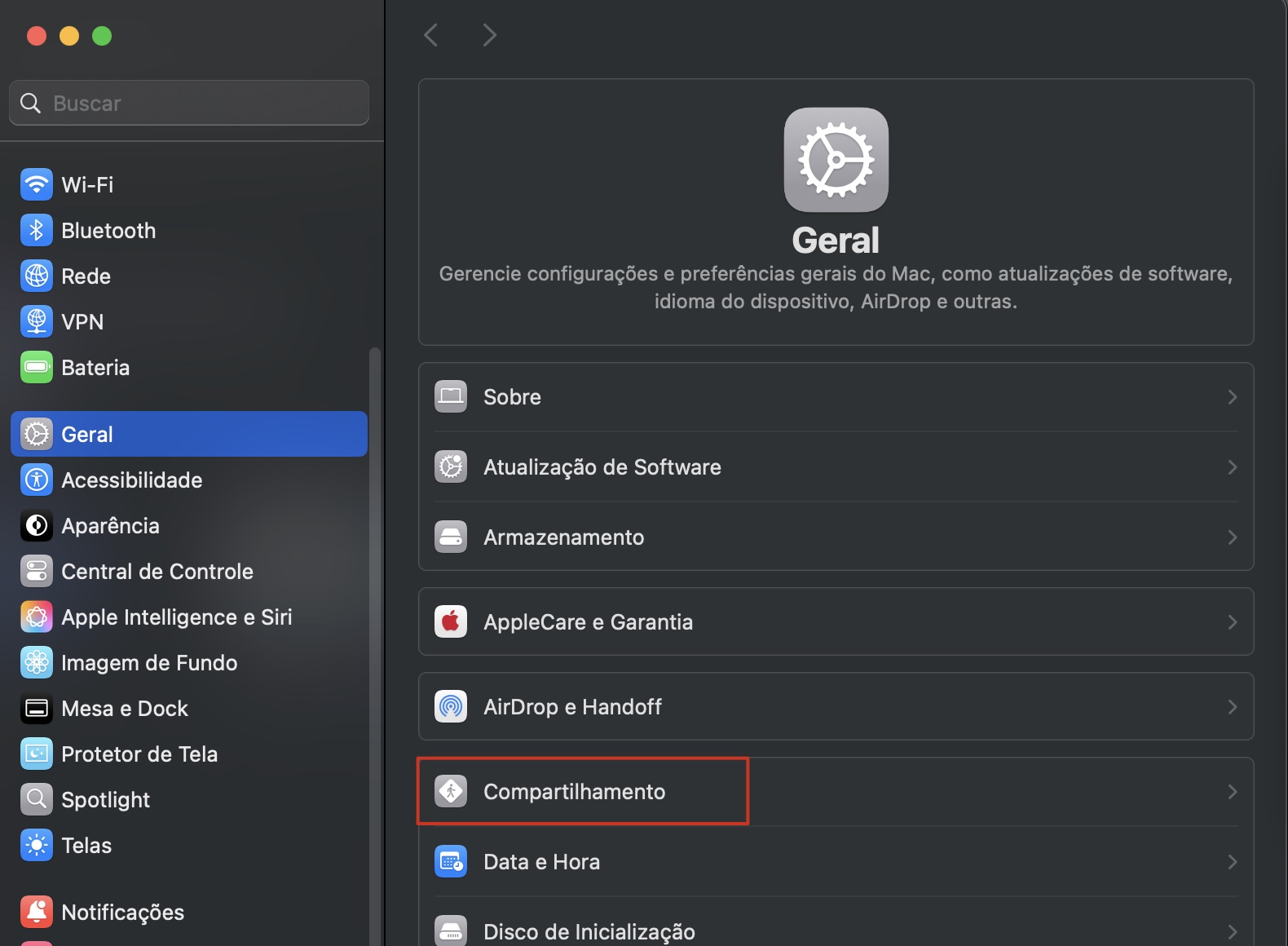 Ajustes do Sistema no Mac mostrando o menu Geral. Para usar o compartilhamento de arquivos via Bluetooth para copiar arquivos de um Mac para outro, primeiro clique em Compartilhamento para ver todas as opções de compartilhamento.