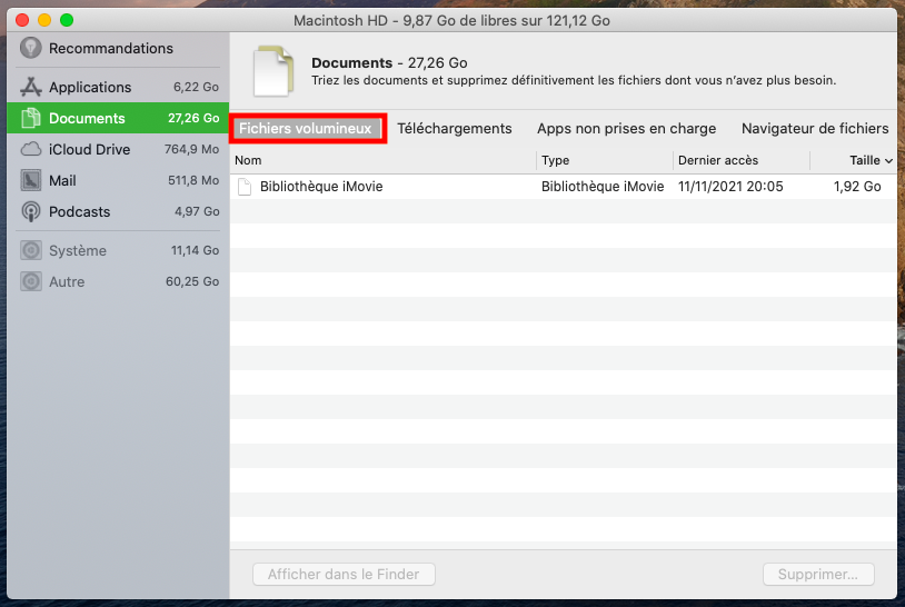 Pour optimiser l'espace disponible sur votre Mac, supprimez les fichiers volumineux indésirables, ouvrez À propos de ce Mac et rendez-vous dans l'onglet Stockage puis cliquez sur Gérer. Sélectionnez Documents dans le menu latéral puis rendez-vous dans la section Fichiers Volumineux.