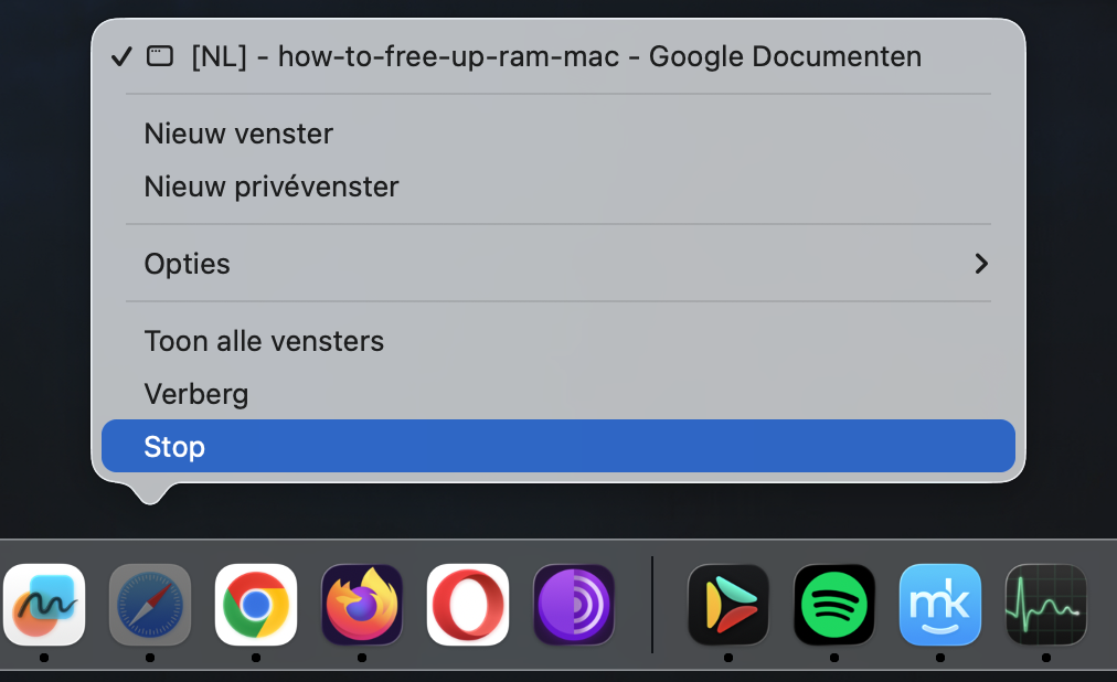 In je Dock zie je alle apps die momenteel geopend zijn. Kies ervoor de apps die je niet nodig hebt af te sluiten. Zo maak je RAM vrij op je Mac.