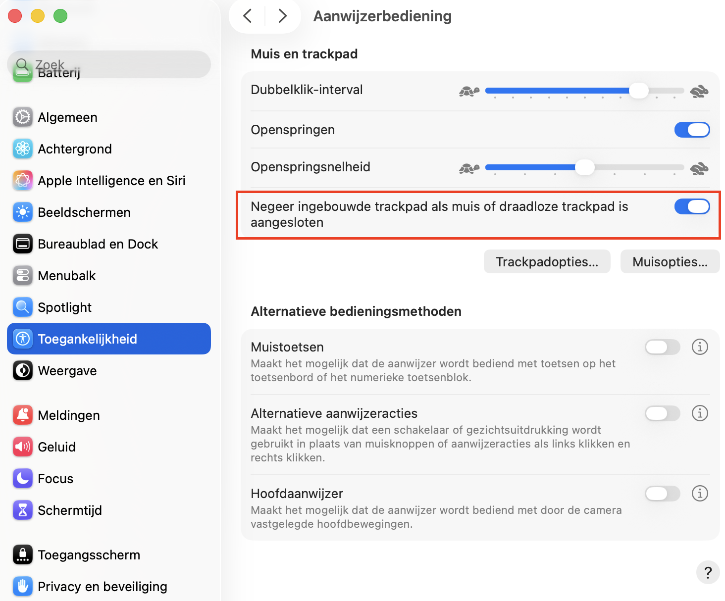 In de Systeeminstellingen van je MacBook kun je je trackpad zo instellen dat het zichzelf uitschakelt wanneer er een extern aanwijzerapparaat is aangesloten.