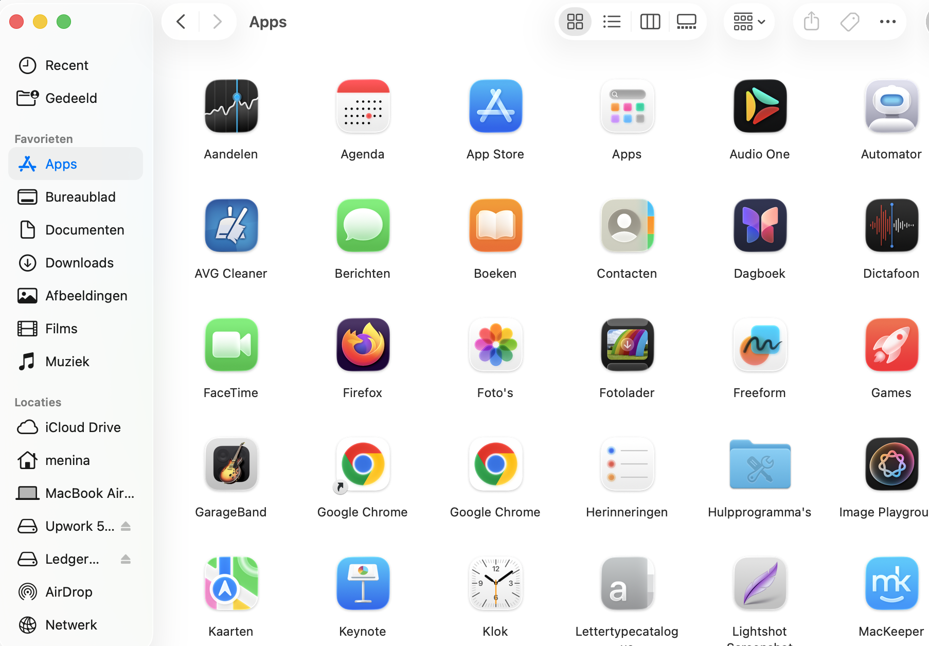 Om je map ‘Apps’ te controleren, open je Finder en klik je op ‘Apps’. Scroll door de lijst om te controleren of er niets vreemds tussen staat. Vind je een app die je niet herkent of als malware vermoedt, klik er dan met de rechtermuisknop op en kies ‘Verplaats naar prullenmand’.