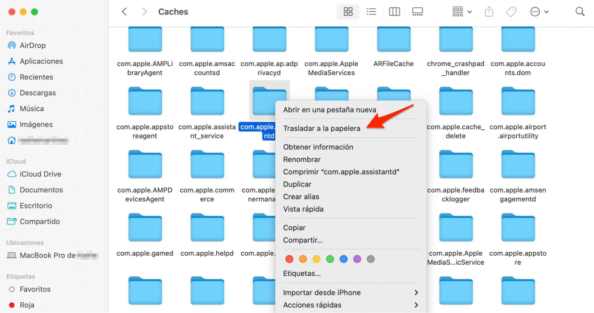 El Finder en macOS Monterey muestra los archivos de caché ocultos. Haz clic con el botón derecho del ratón en los archivos que quieras eliminar y selecciona «Trasladar a la papelera».
