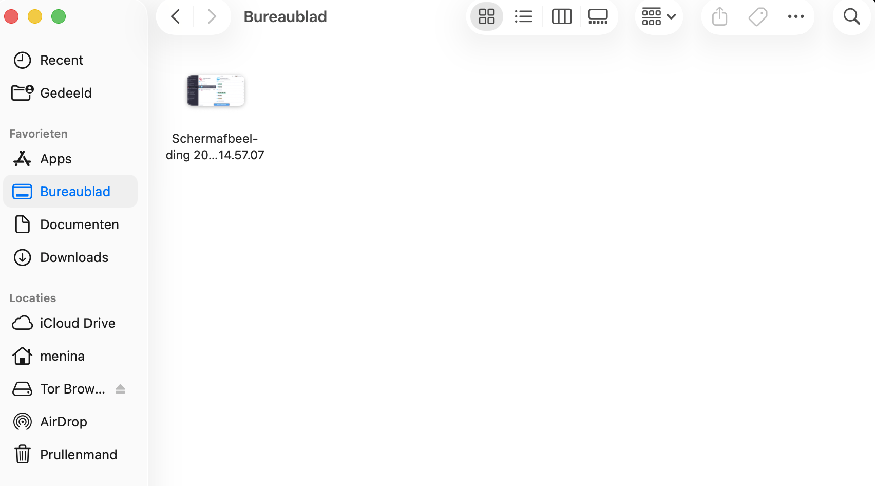 Open de map Bureaublad via Finder om je bureaublad handmatig op te schonen.
