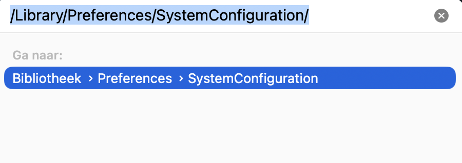 Houd Command, Shift en G ingedrukt om het venster Ga naar map te openen. Voer daar het pad /Library/Preferences/SystemConfiguration/ in om je netwerkconfiguratiebestanden te kunnen verwijderen