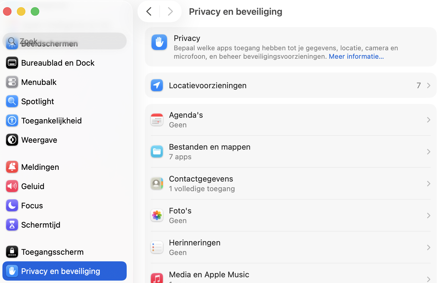 Om de kans te verkleinen dat je ongemerkt spyware of malware op je Mac downloadt, kun je overwegen downloads te beperken tot de App Store en vertrouwde bronnen. Open hiervoor ‘Systeeminstellingen’ en klik op ‘Privacy en beveiliging’.