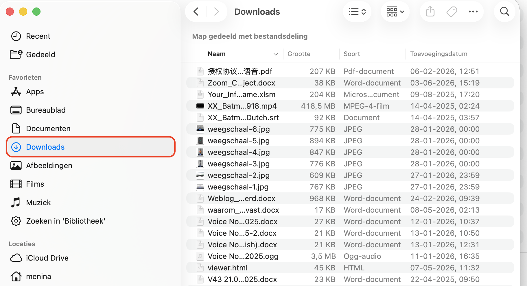 Open Finder, navigeer naar de map Downloads, bekijk de inhoud en verwijder ongewenste media of bestanden om schijfruimte vrij te maken op je Mac.