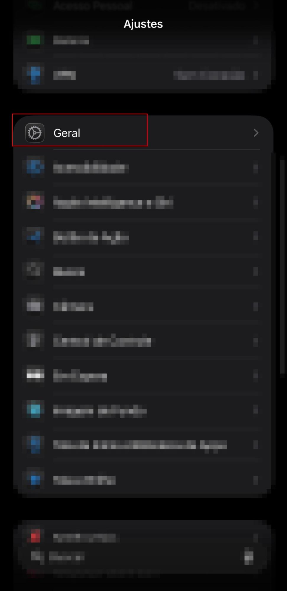 O aplicativo Ajustes no iPhone exibindo uma lista de todos os menus. Selecione Geral para atualizar o iOS.