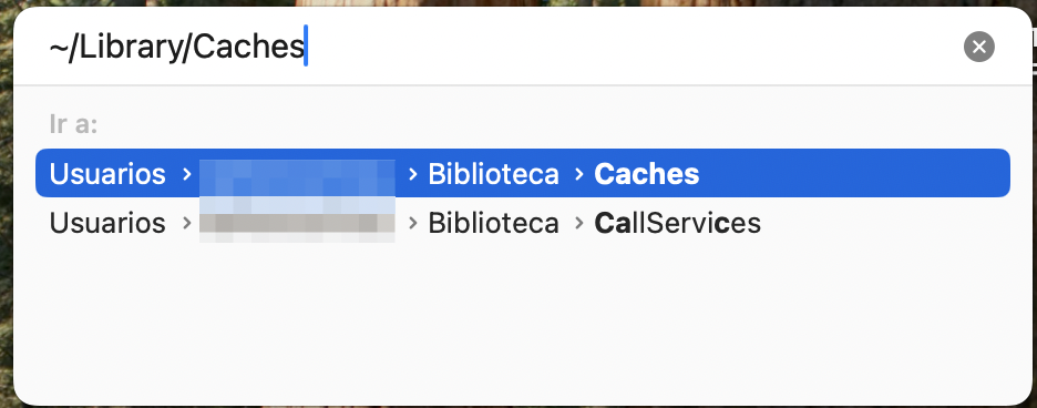 Borrar la caché en Mac Monterey navegando en Ir a la carpeta. Pulsa simultáneamente Mayús + Command + G en tu teclado y escribe ~/Library/Caches en la siguiente ventana.