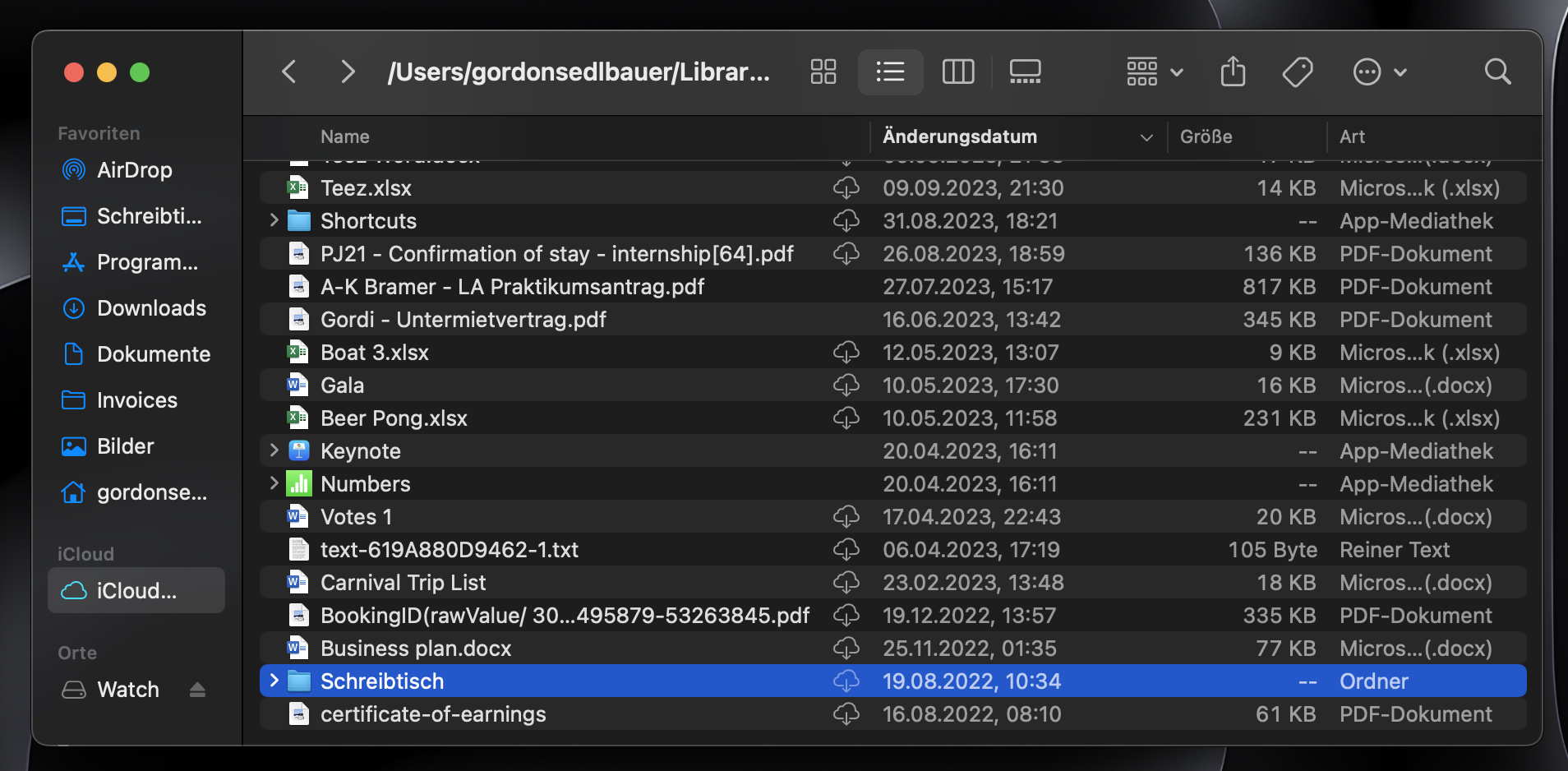 Starten Sie den Mac neu, um fehlende Desktop-Symbole wiederherzustellen. Klicken Sie dazu auf Finder und wählen Sie iCloud Drive in der Finder-Seitenleiste. Öffnen Sie den Desktop-Ordner, kopieren Sie dessen gesamten Inhalt und fügen Sie ihn auf Ihrem Desktop ein.