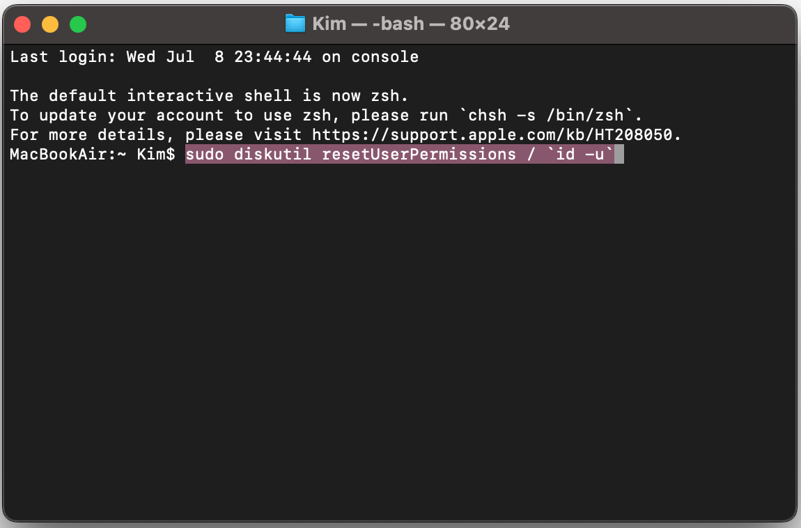 Una finestra di Terminale su Mac. Puoi usare il comando sudo diskutil resetUserPermissions / `id -u` per riparare i permessi del disco su MacBook.