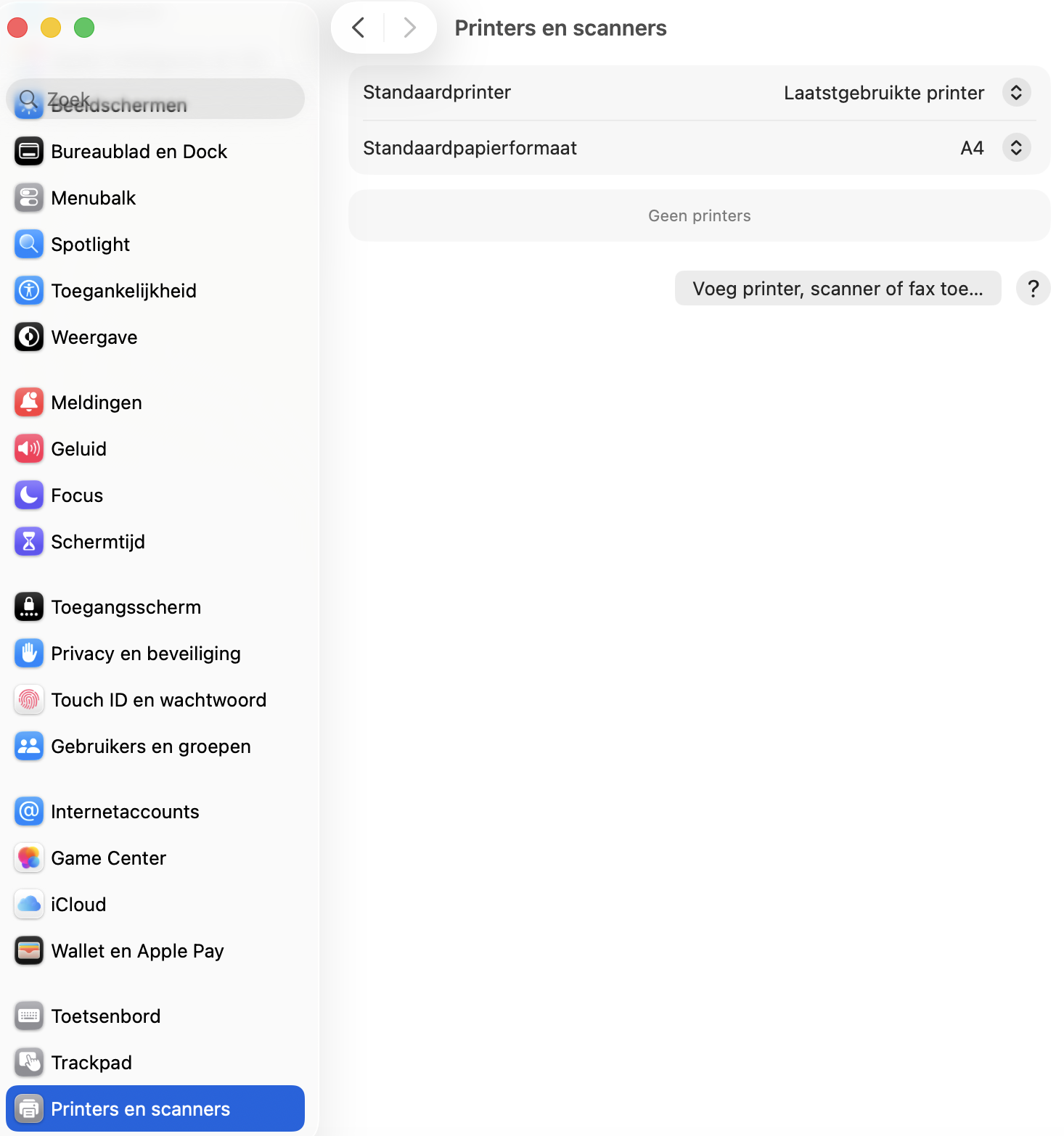 Om je printers in te stellen, open je eerst Systeeminstellingen. Scrol vervolgens omlaag tot je Printers en scanners ziet.