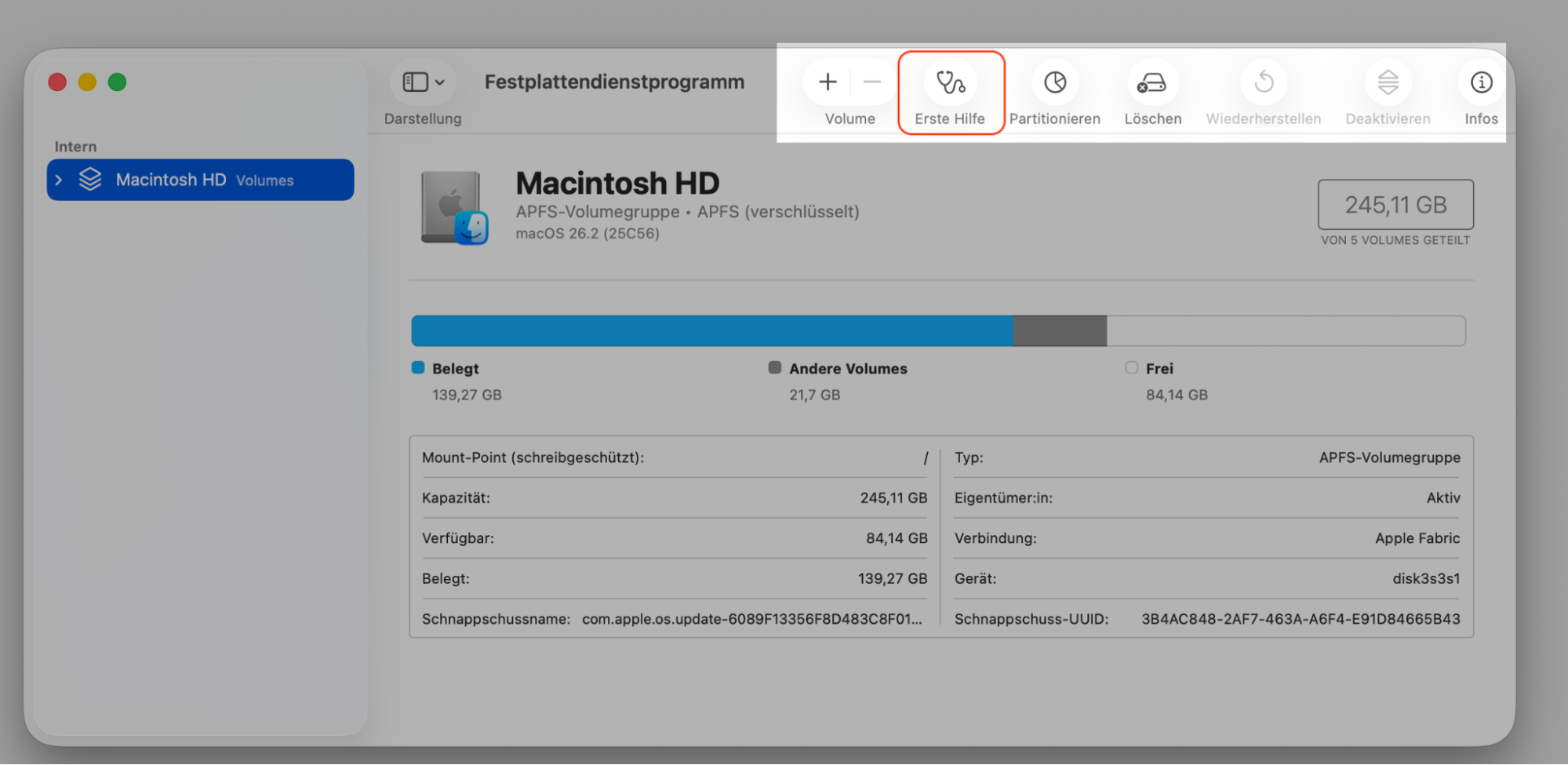 Im Festplattendienstprogramm finden Sie in der Symbolleiste die Schaltfläche Erste Hilfe. Klicken Sie darauf, um die Festplatte auf mögliche Fehler zu überprüfen.