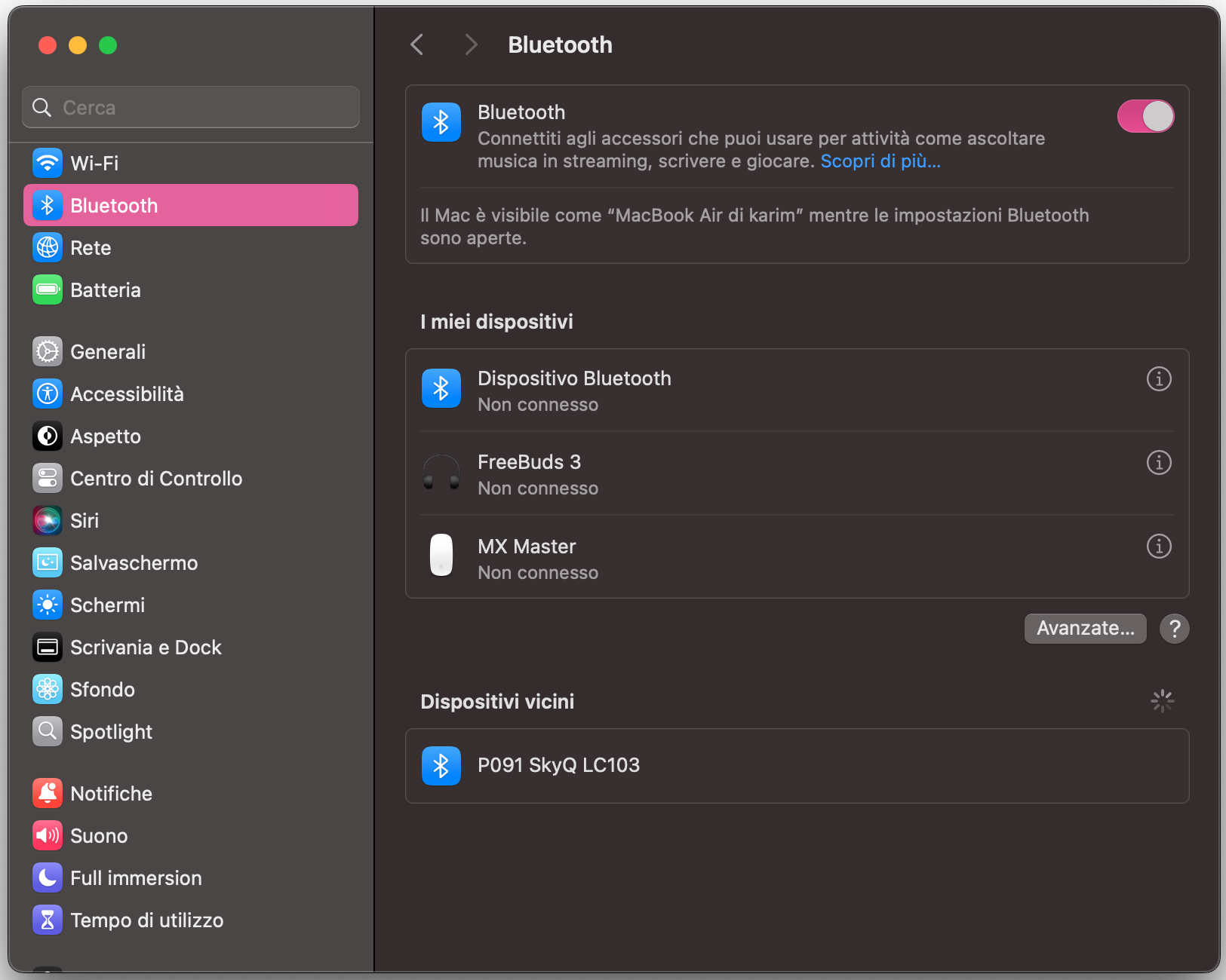 Impostazioni di Sistema su Mac mostra il menu Bluetooth. Per trasferire file da Mac a Mac tramite Condivisione Bluetooth, lascia questo menu aperto per rendere il Mac rilevabile via Bluetooth.