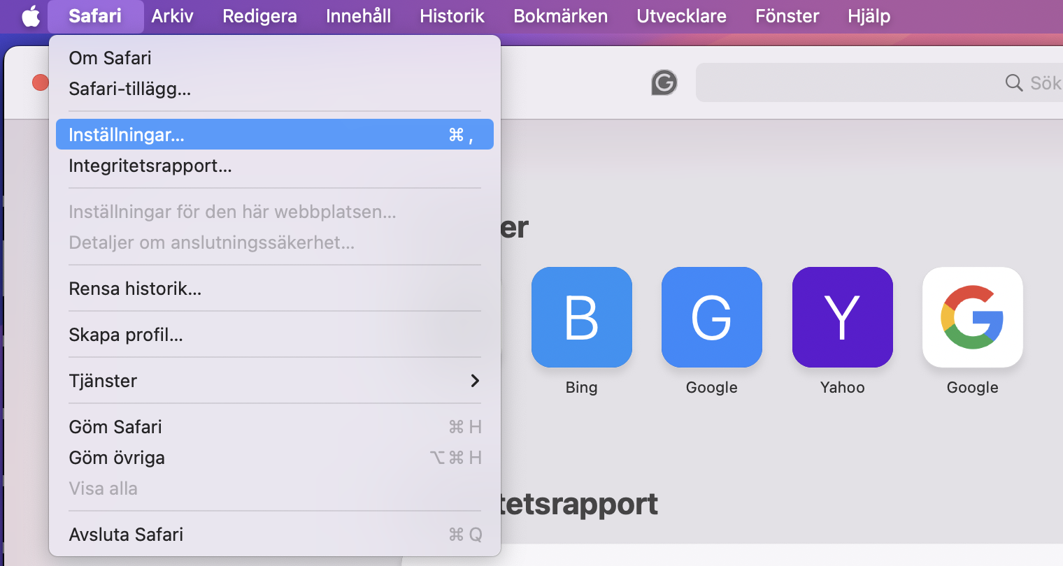 Att ta bort tillägg från Safari på din Mac är enkelt. Börja med att öppna webbläsarens inställningsmeny och klicka sedan på fliken Tillägg.