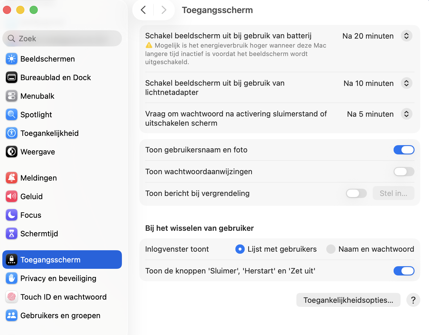 Wanneer je een MacBook aansluit op een extern beeldscherm, zou hij niet in slaapstand moeten gaan als je het deksel sluit. Je kunt de instellingen echter ook aanpassen in Systeeminstellingen.