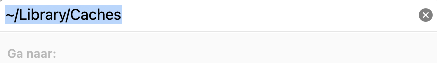 In de Finder klik je op Ga > Ga naar map. Typ vervolgens in het tekstvak het volgende pad: ~/Library. Hiermee ga je naar een reeks containermappen die je handmatig kunt doorzoeken om cachebestanden te vinden.