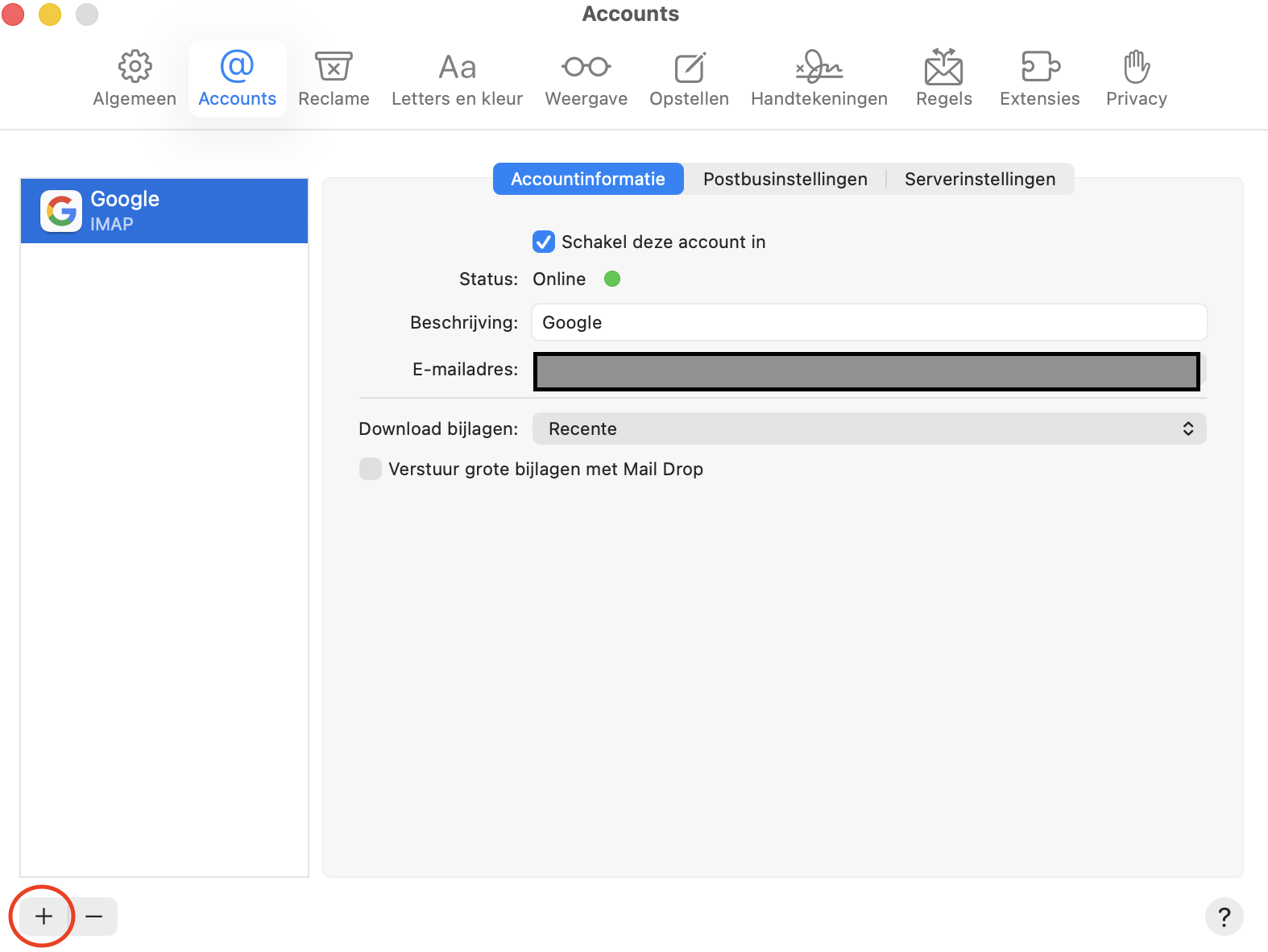 Om handmatig een nieuw account toe te voegen, open je de  Mail-app en ga je in de menubalk naar Mail. Kies vervolgens  Instellingen, ga naar Accounts en klik op de plusknop.