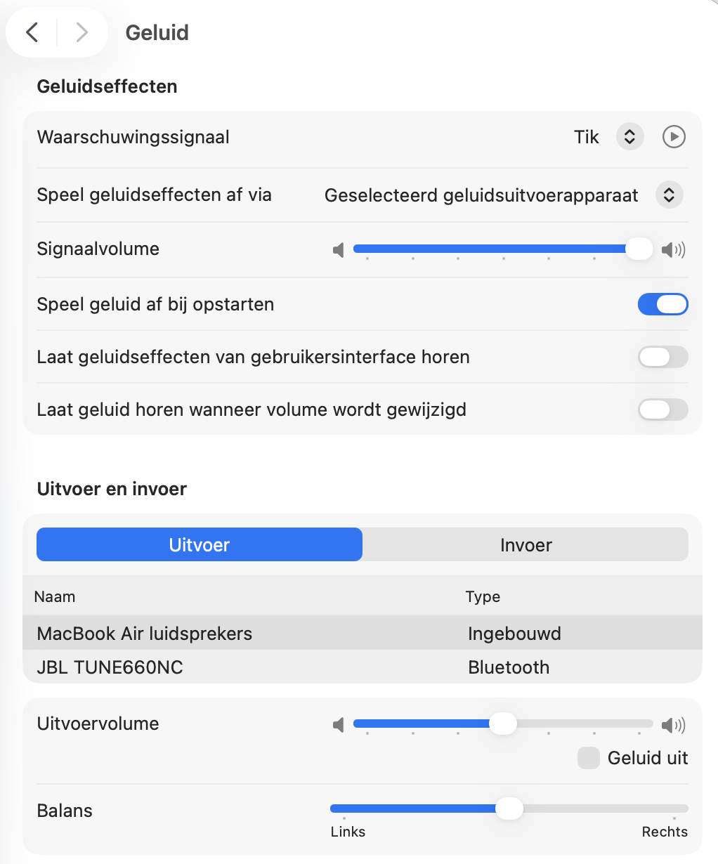 Het tabblad Geluid, geopend vanuit Systeeminstellingen, toont de beschikbare opties om geluidseffecten, uitvoer en invoer te beheren tijdens het gebruik van je Mac en aangesloten accessoires.