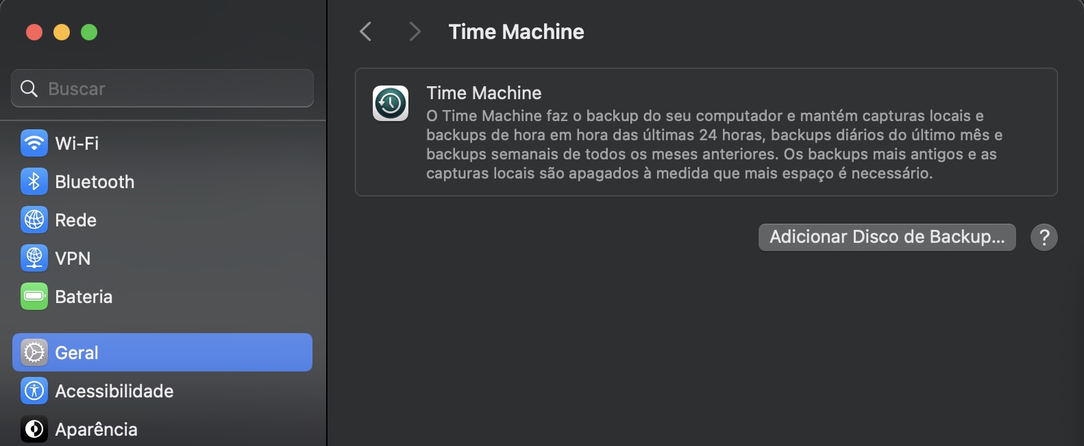 Ajustes do Sistema no Mac mostrando o menu Geral. Para clonar dados de um Mac para outro usando o Time Machine, primeiro selecione Time Machine para fazer backup dos dados do seu Mac antigo em uma unidade externa.