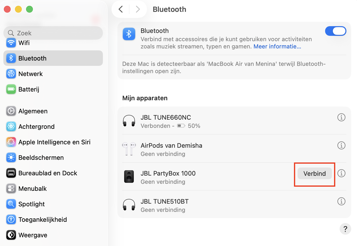 Om je Bluetooth-apparaat met je Mac te koppelen, zoek je het in de lijst en klik je op Verbinden ernaast. (Je wordt mogelijk gevraagd een reeks cijfers in te voeren om het koppelingsproces te starten of op Accepteer te klikken.)