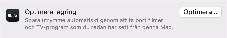 Aktivera optimerad lagring för att automatiskt radera filmer och program du redan har sett på Apple TV. Gå till Systeminställningar > Lagring.