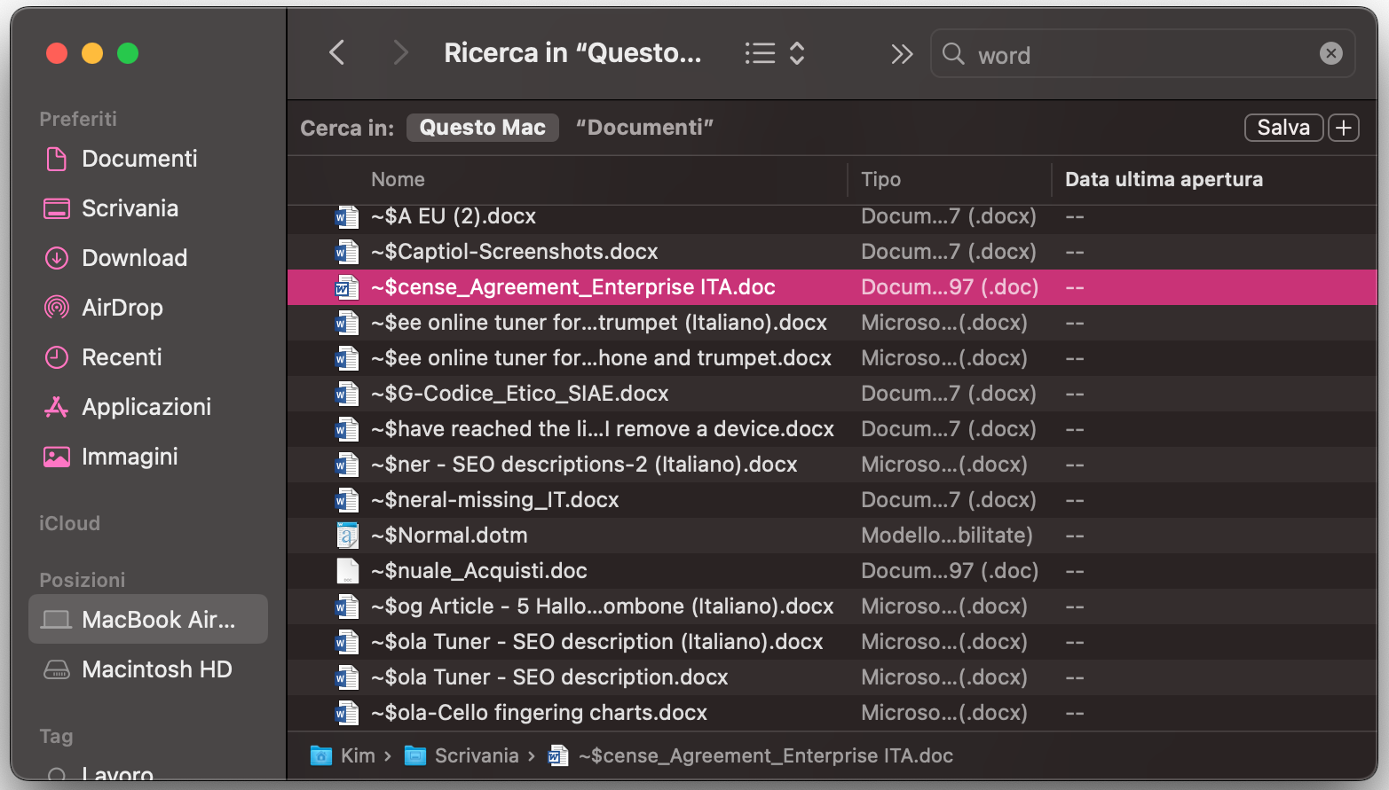 Un documento Word è selezionato nel Finder su Mac per essere spostato nel Cestino. Dopo averlo selezionato, trascinalo nel Cestino per completare il processo di eliminazione in Finder su Mac.