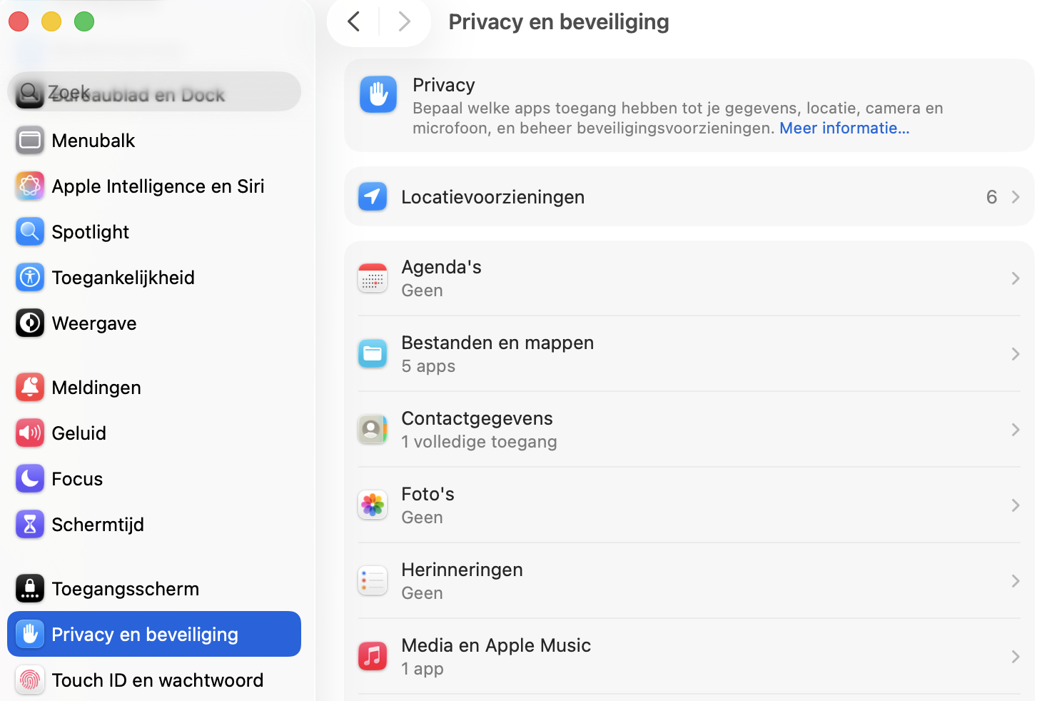 Open de Systeeminstellingen op je Mac, open daarna in de navigatiekolom de sectie ‘Privacy en beveiliging’ en klik vervolgens in de lijst op ‘Volledige schijftoegang’.