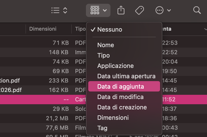Per ordinare i download per data sul Mac, apri Finder e vai alla cartella Download. Poi fai clic con il tasto destro all’interno della cartella, seleziona Ordina per e infine Data di aggiunta dal menu.
