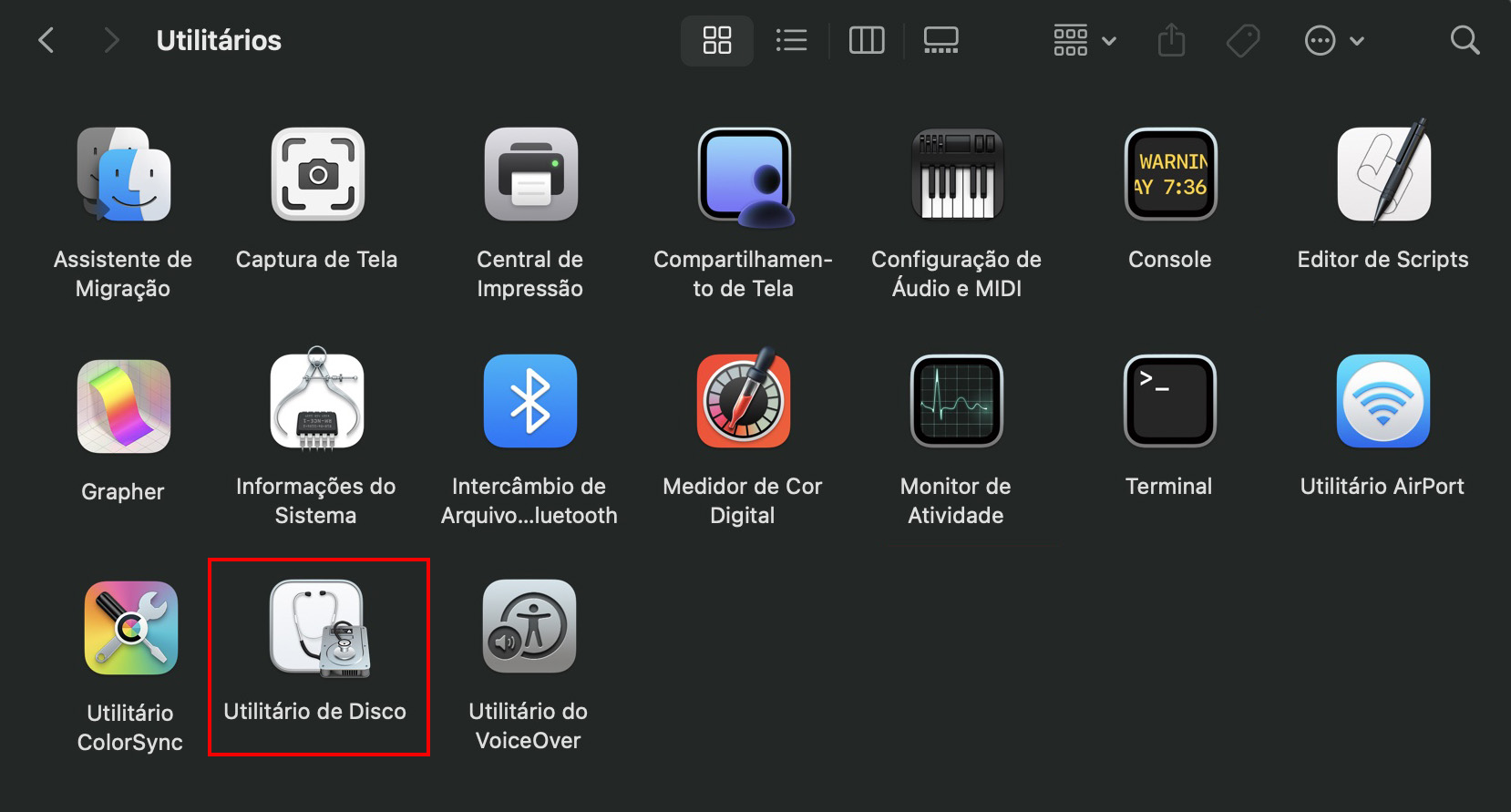 Use o Finder do Mac para abrir o Utilitário de Disco. Veja como abrir o Utilitário de Disco pelo Finder: clique no ícone do Finder no Dock e selecione Ir > Utilitários. Dê um duplo clique no ícone do Utilitário de Disco. Você encontrará o Utilitário de Disco na pasta /Aplicativos/Utilitários.
